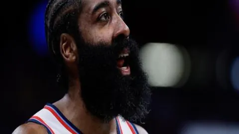 “广西独竹舞动风采，重庆烟花燃放新篇”